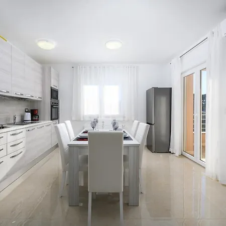 Stancija Amorozo 5 * Porec