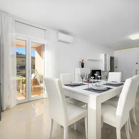 Apartment Stancija Amorozo 5 *